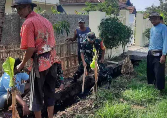 Koramil l 1612/Lelea dan Pemdes Telagasari Gelar Karya Bakti Bersihkan Saluran Irigasi